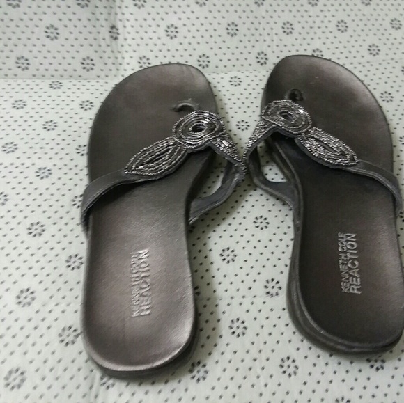Kenneth Cole Reaction Headed Flip Flops Size 6 - Picture 3 of 4